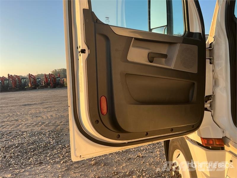 Freightliner Cascadia 126 6x4 T/A Sleeper Truck Tractor Vilcēji