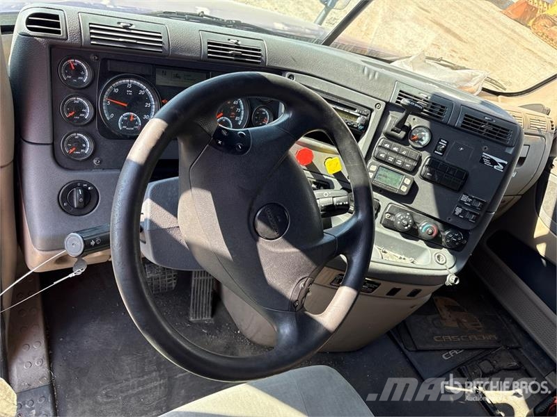 Freightliner Cascadia 125 6x2 T/A Sleeper Truck Tractor Tegljači