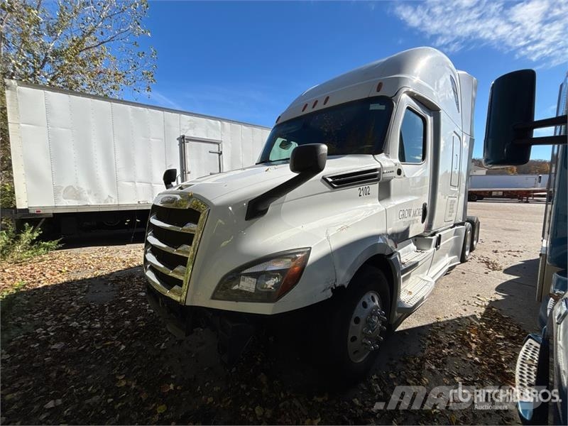 Freightliner Cascadia 126 6x4 T/A Sleeper Truck Tractor (Inoper Тягачі
