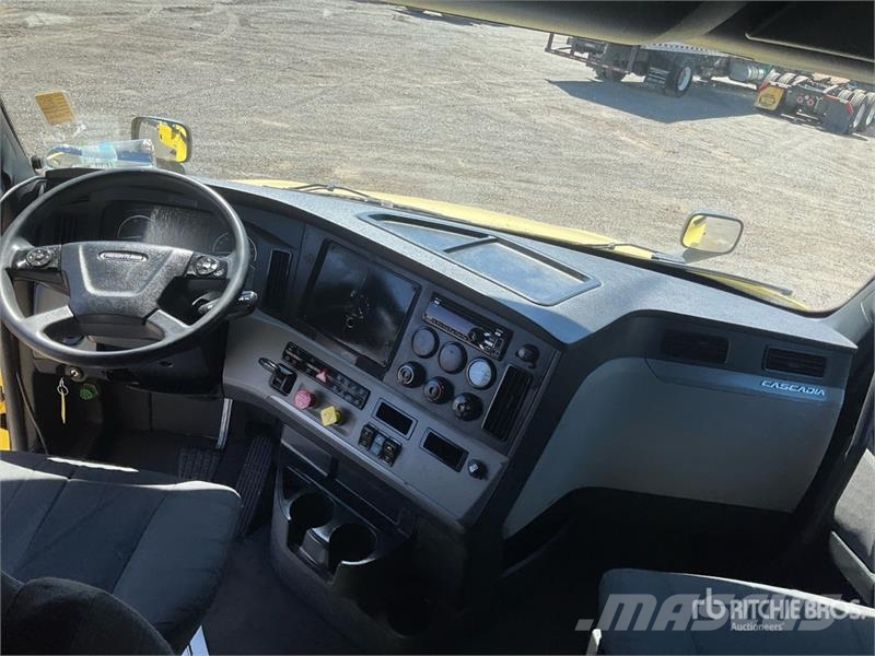 Freightliner Cascadia 126 6x4 T/A Sleeper Truck Tractor Cabezas tractoras