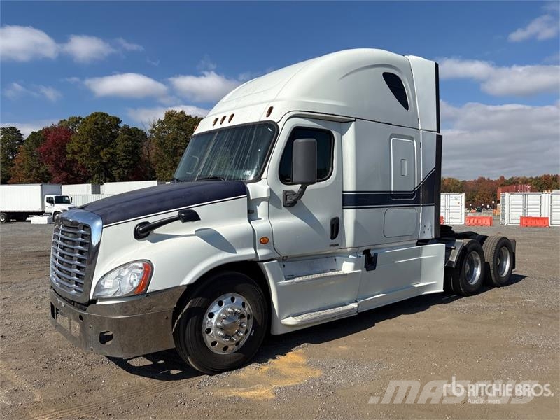 Freightliner Cascadia 125 6x4 T/A Sleeper Truck Tractor 中古トラクターヘッド | トレーラーヘッド