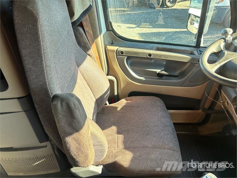 Freightliner Cascadia 125 6x4 T/A Sleeper Truck Tractor (Inoper Tractor Units