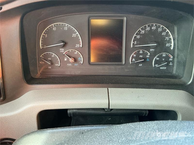 Freightliner Cascadia 126 6x4 T/A Sleeper Truck Tractor Vilcēji