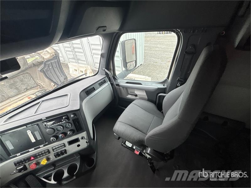 Freightliner Cascadia 126 6x4 T/A Sleeper Truck Tractor Vlačilci