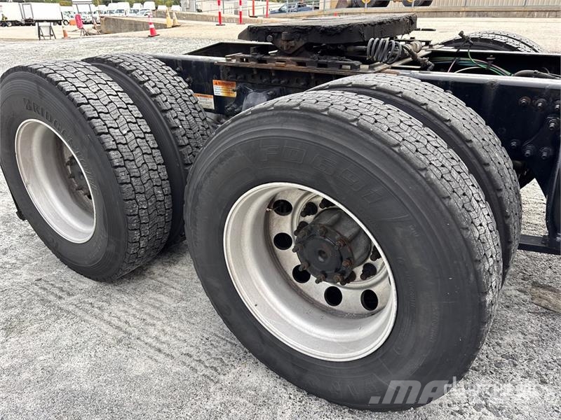 Freightliner Cascadia 126 6x4 T/A Sleeper Truck Tractor Sattelzugmaschinen