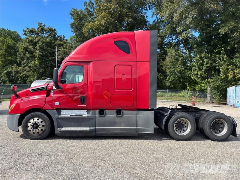 Freightliner Cascadia 126 6x4 T/A Sleeper Truck Tractor Trekkers