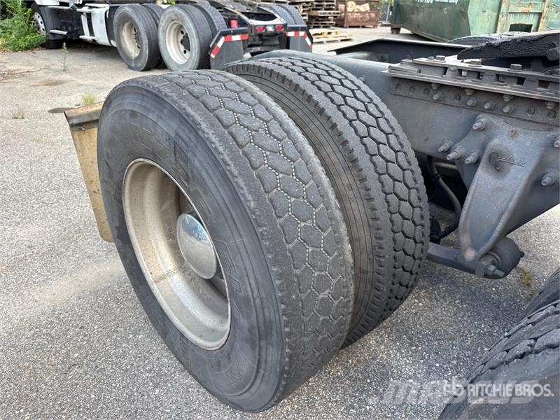 Freightliner Cascadia 125 6x4 T/A Sleeper Truck Tractor Cabezas tractoras