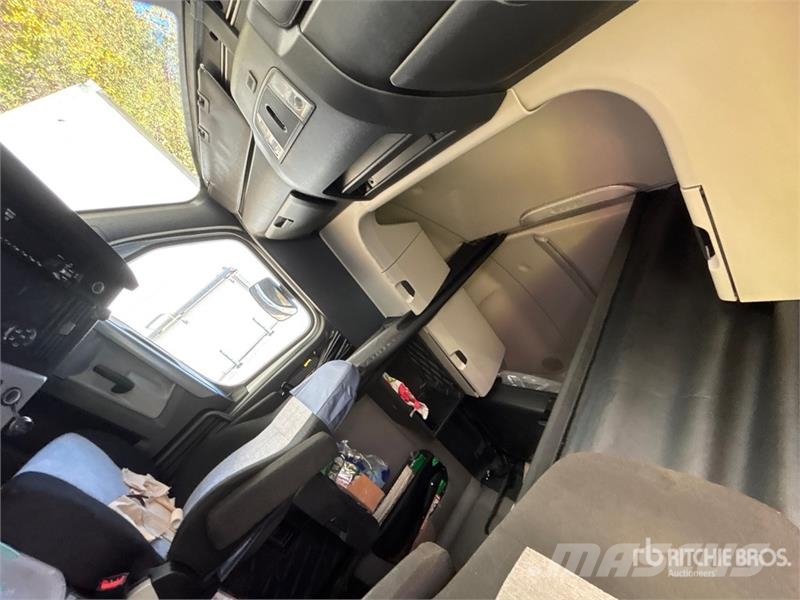 Freightliner Cascadia 126 6x4 T/A Sleeper Truck Tractor (Inoper Тягачі