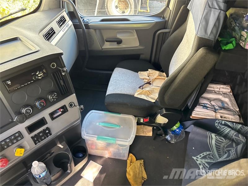Freightliner Cascadia 126 6x4 T/A Sleeper Truck Tractor (Inoper Тягачі