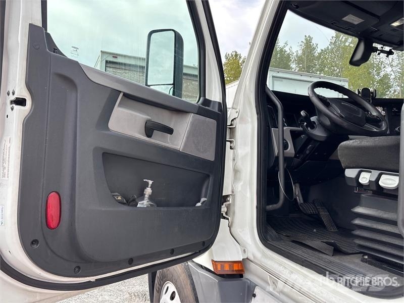 Freightliner Cascadia 126 6x4 T/A Sleeper Truck Tractor Cabezas tractoras