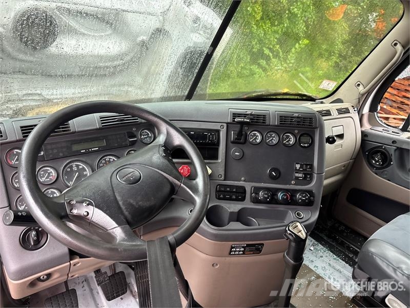 Freightliner Cascadia 125 6x4 T/A Sleeper Truck Tractor (Inoper Trekkvogner