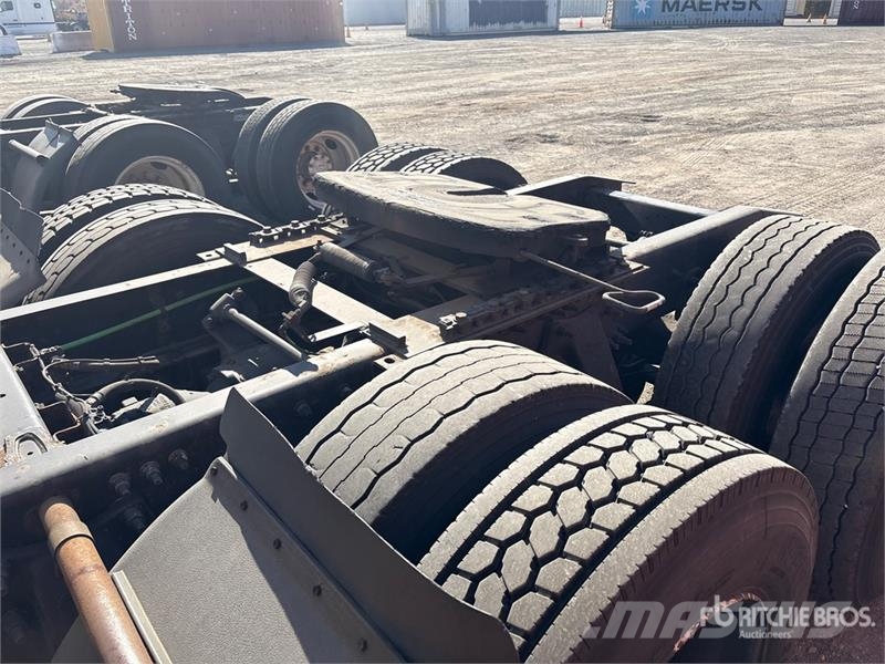 Freightliner Cascadia 125 6x4 T/A Sleeper Truck Tractor 中古トラクターヘッド | トレーラーヘッド