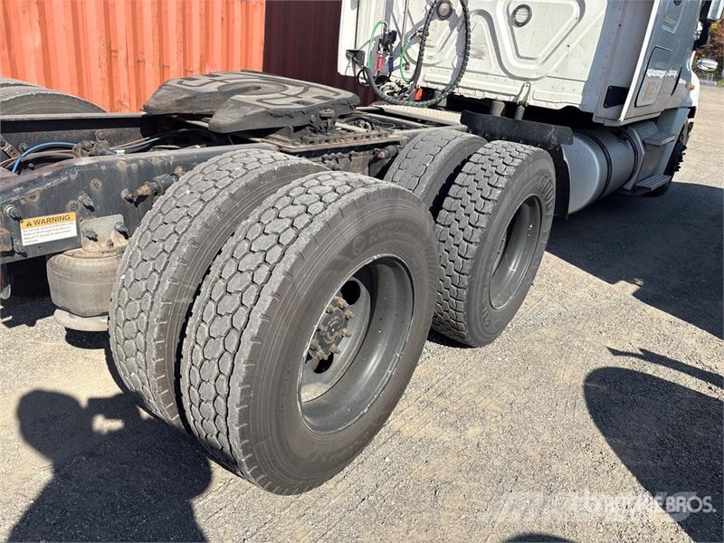 Freightliner Cascadia 125 6x4 T/A Sleeper Truck Tractor 中古トラクターヘッド | トレーラーヘッド