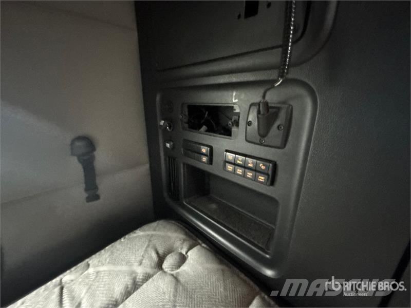 Freightliner Cascadia 126 6x4 T/A Sleeper Truck Tractor Vlačilci
