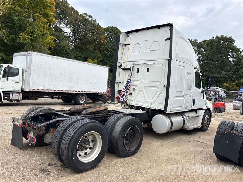 Freightliner Cascadia 126 6x4 T/A Sleeper Truck Tractor (Inoper Naudoti vilkikai