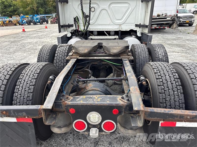 Freightliner Cascadia 126 6x4 T/A Sleeper Truck Tractor Sattelzugmaschinen