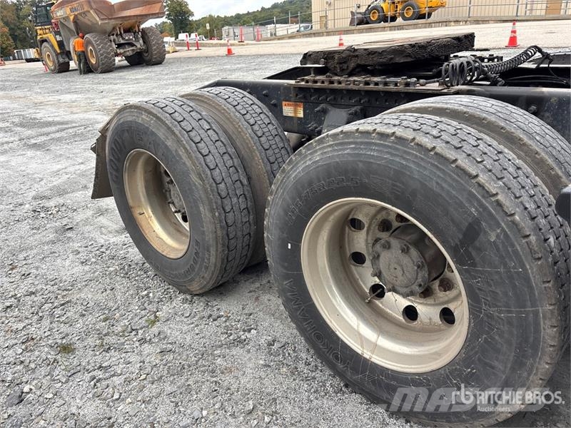 Freightliner Cascadia 126 6x4 T/A Sleeper Truck Tractor Tractores (camiões)