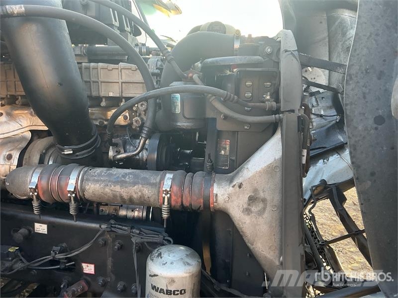 Freightliner Cascadia 126 6x4 T/A Sleeper Truck Tractor Vilcēji