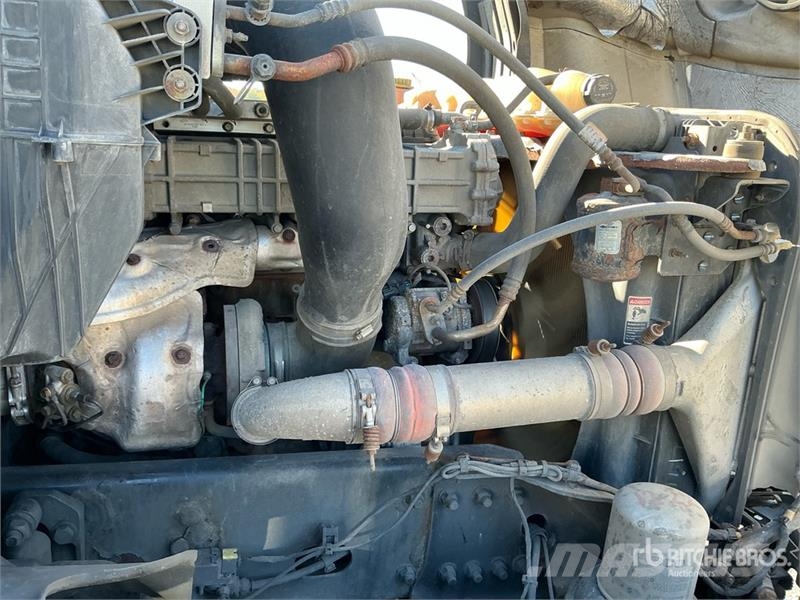 Freightliner Cascadia 126 6x4 T/A Sleeper Truck Tractor Тягачі