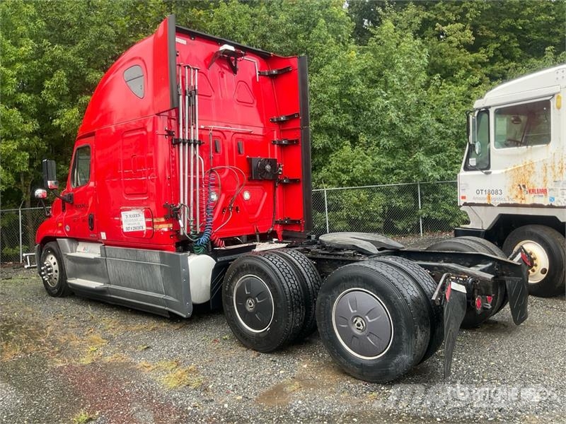 Freightliner Cascadia 125 6x4 T/A Sleeper Truck Tractor Vlačilci