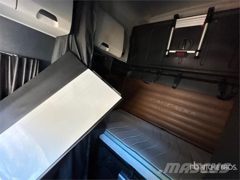 Freightliner Cascadia 6x4 T/A Sleeper Truck Tractor (Inoperable Cabezas tractoras