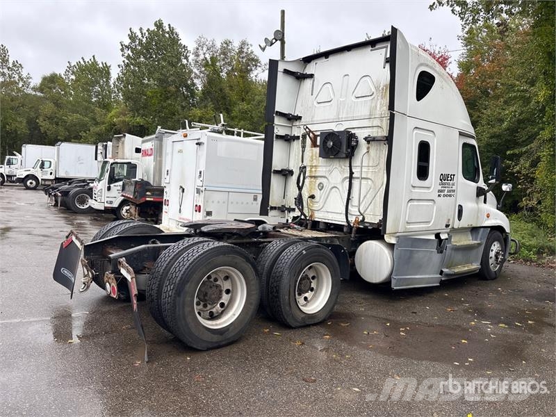 Freightliner Cascadia 125 6x4 T/A Sleeper Truck Tractor (Inoper Trekkvogner