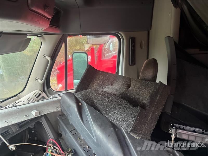 Freightliner Cascadia 125 6x4 T/A Sleeper Truck Tractor (Inoper Vlačilci