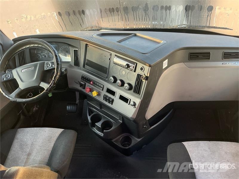 Freightliner Cascadia 126 6x4 T/A Sleeper Truck Tractor Vilcēji