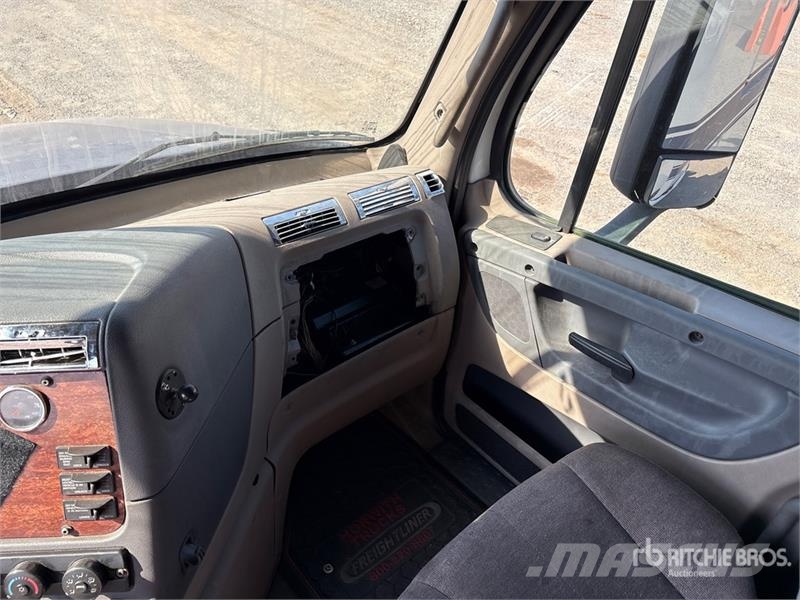 Freightliner Cascadia 125 6x4 T/A Sleeper Truck Tractor 中古トラクターヘッド | トレーラーヘッド