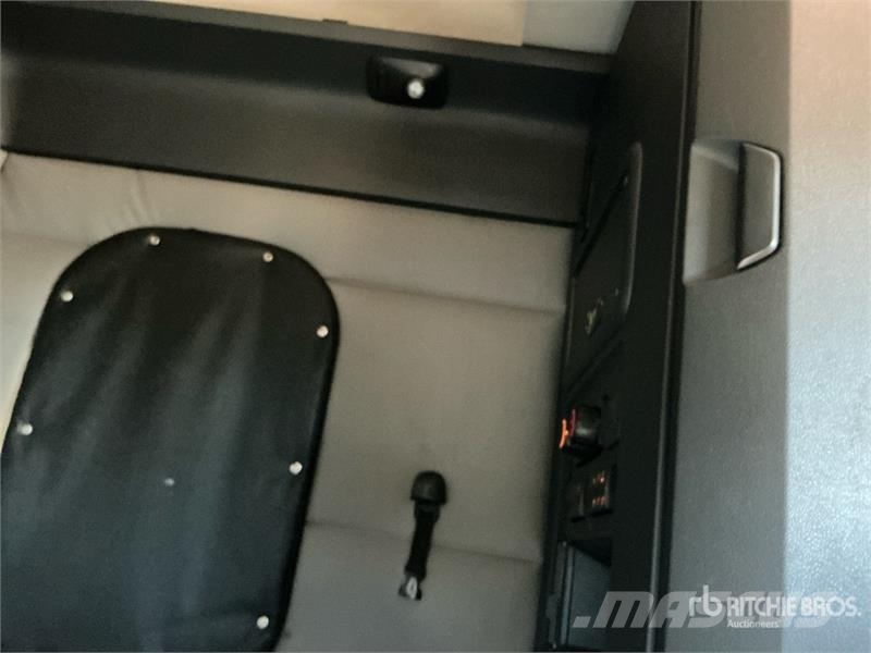 Freightliner Cascadia 126 6x4 T/A Sleeper Truck Tractor Тягачі