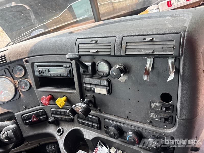 Freightliner Cascadia 125 6x4 T/A Sleeper Truck Tractor (Inoper Tractor Units