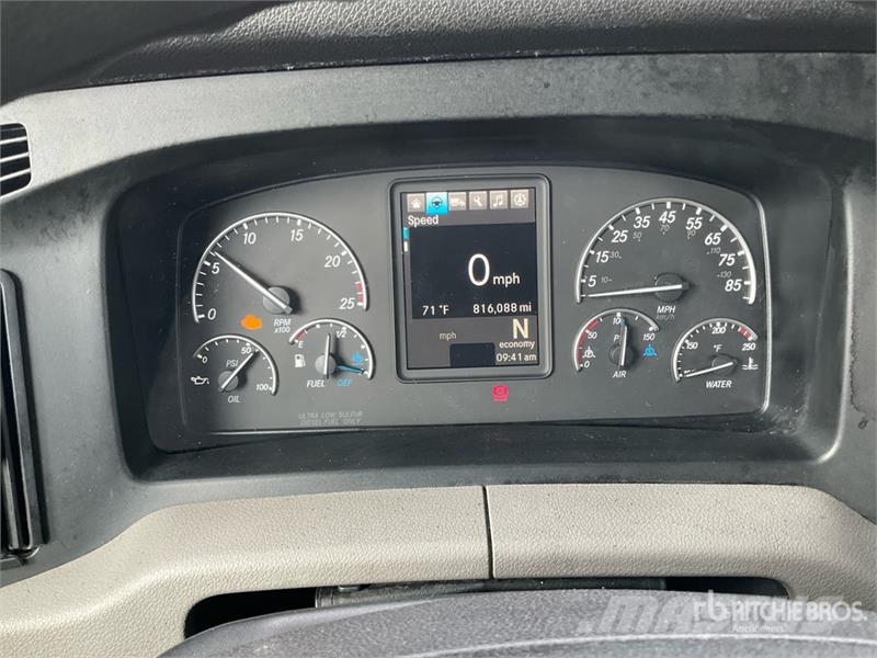 Freightliner Cascadia 126 6x4 T/A Sleeper Truck Tractor 中古トラクターヘッド | トレーラーヘッド