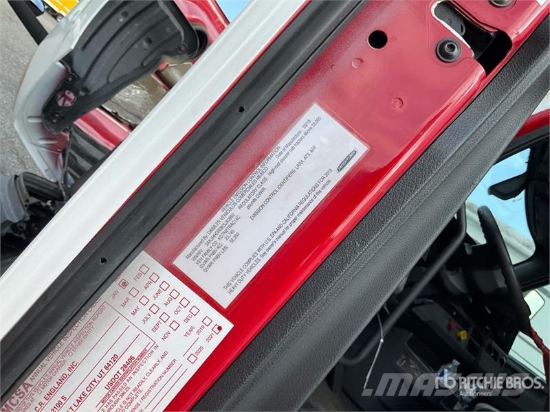 Freightliner Cascadia 126 6x4 T/A Sleeper Truck Tractor (Inoper Седельные тягачи