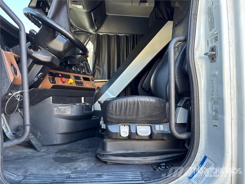 Freightliner Cascadia 6x4 T/A Sleeper Truck Tractor (Inoperable Cabezas tractoras