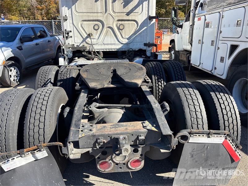 Freightliner Cascadia 6x4 T/A Sleeper Truck Tractor (Inoperable Cabezas tractoras