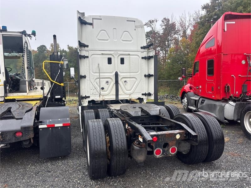 Freightliner Cascadia 125 6x4 T/A Sleeper Truck Tractor (Inoper Vlačilci