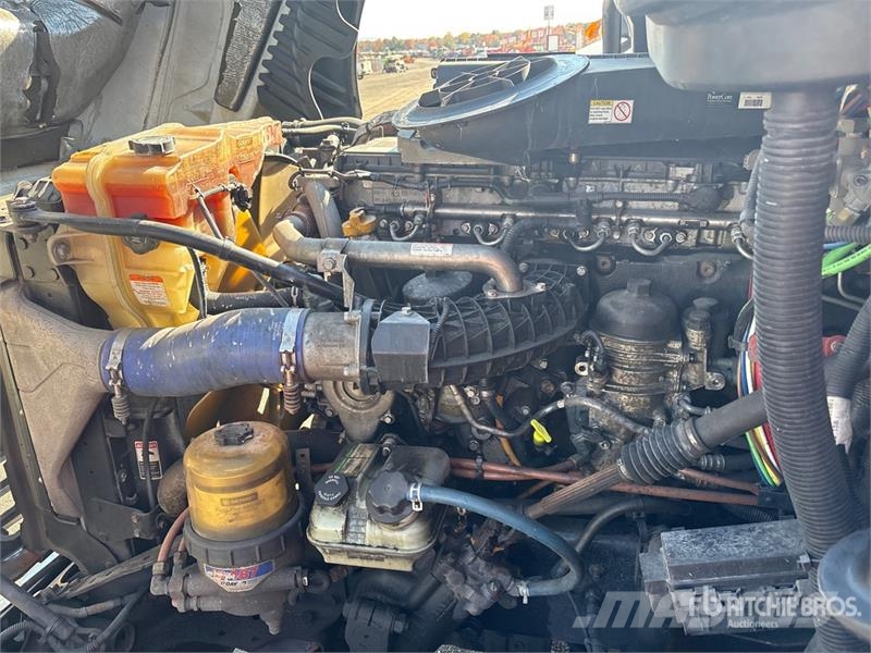 Freightliner Cascadia 125 6x4 T/A Sleeper Truck Tractor 中古トラクターヘッド | トレーラーヘッド