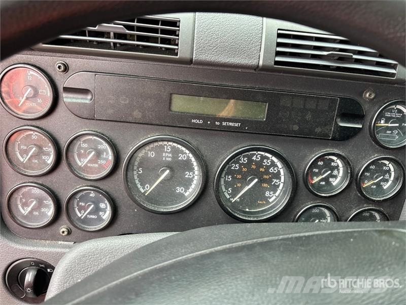 Freightliner Cascadia 125 6x4 T/A Sleeper Truck Tractor (Inoper Trekkvogner