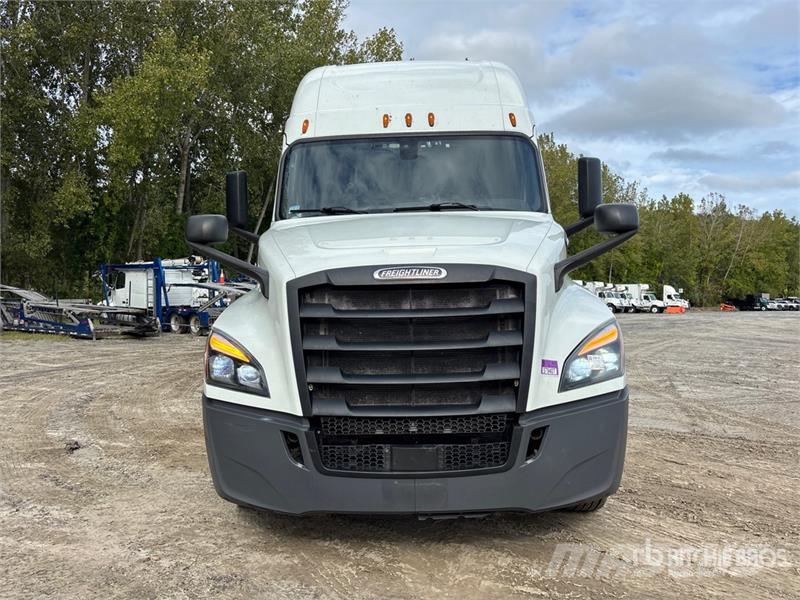 Freightliner Cascadia 126 6x4 T/A Sleeper Truck Tractor Cabezas tractoras
