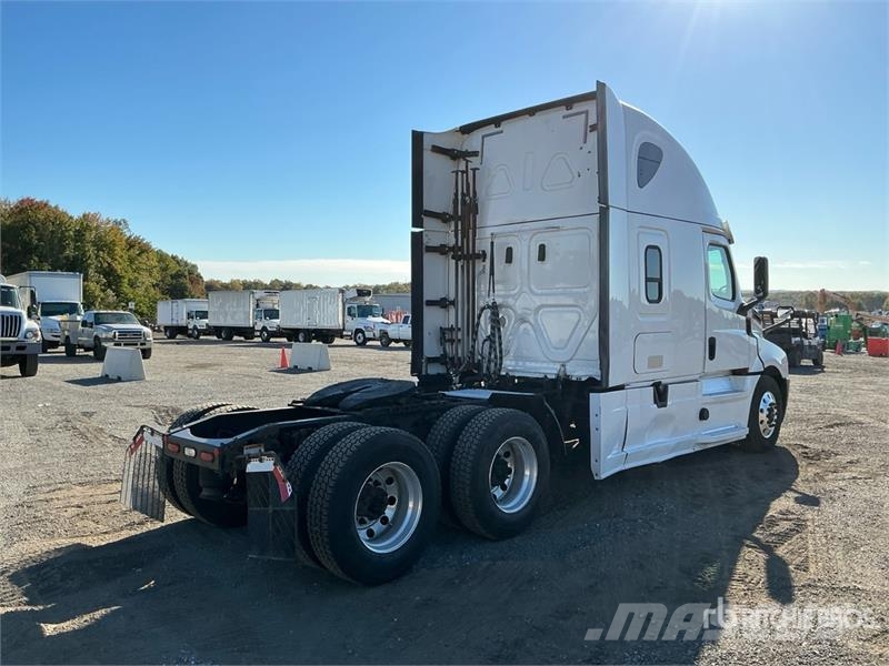 Freightliner Cascadia 126 6x4 T/A Sleeper Truck Tractor Тягачі