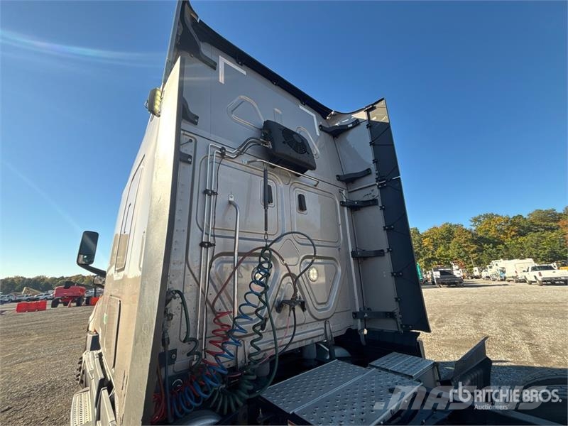 Freightliner Cascadia 126 6x4 T/A Sleeper Truck Tractor Cavalos mecânicos