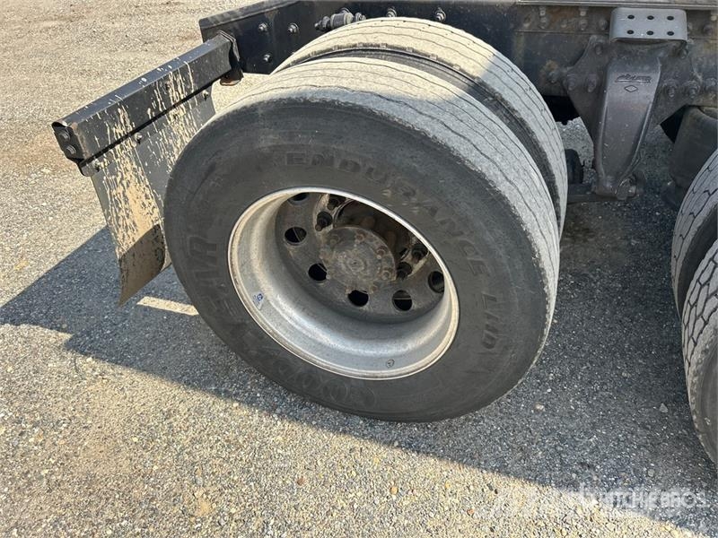 Freightliner Cascadia 126 6x4 T/A Sleeper Truck Tractor Cabezas tractoras