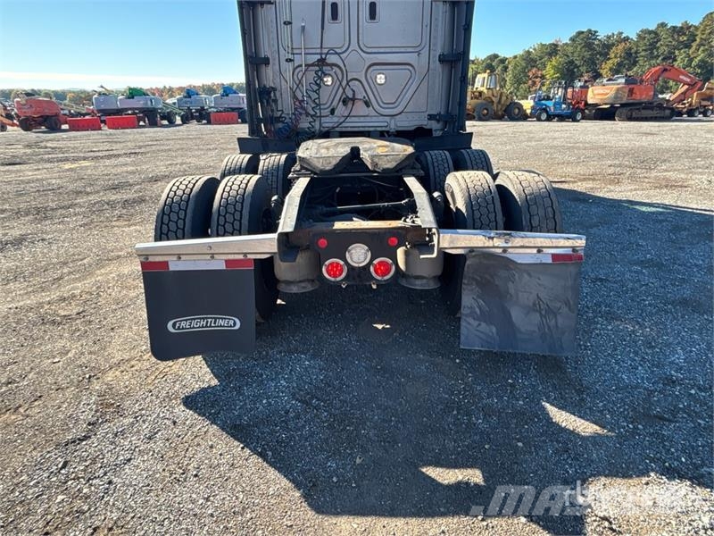Freightliner Cascadia 126 6x4 T/A Sleeper Truck Tractor Cavalos mecânicos
