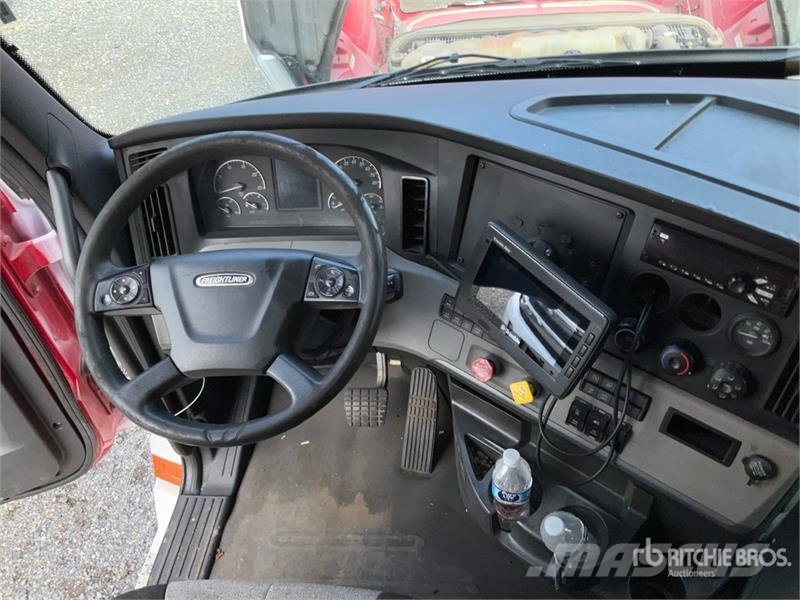 Freightliner Cascadia 126 6x4 T/A Sleeper Truck Tractor (Inoper Седельные тягачи