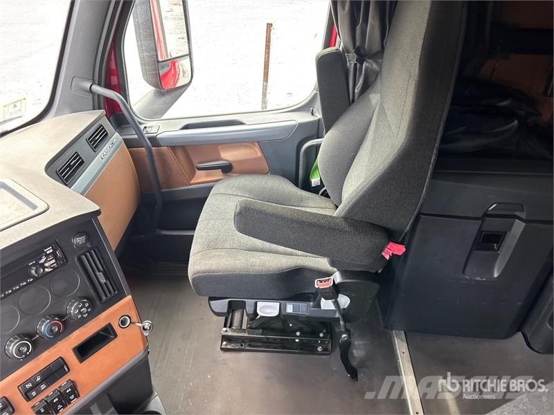 Freightliner Cascadia 126 6x4 T/A Sleeper Truck Tractor Vlačilci