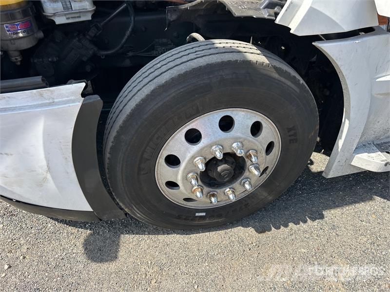 Freightliner Cascadia 126 6x4 T/A Sleeper Truck Tractor Cabezas tractoras