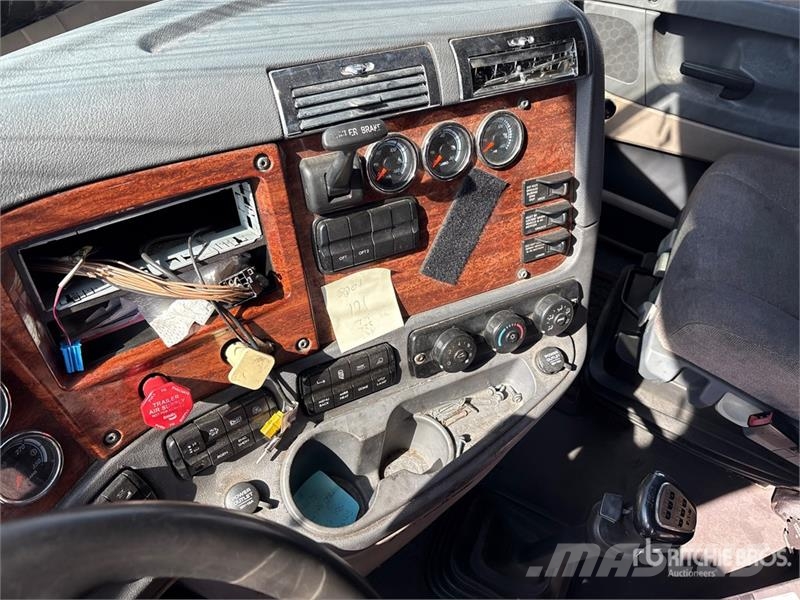 Freightliner Cascadia 125 6x4 T/A Sleeper Truck Tractor 中古トラクターヘッド | トレーラーヘッド