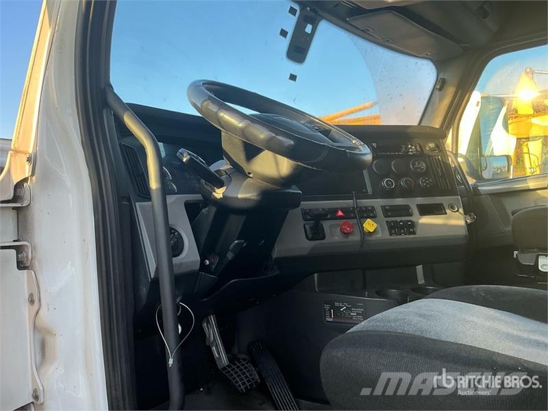 Freightliner Cascadia 126 6x4 T/A Sleeper Truck Tractor Vilcēji