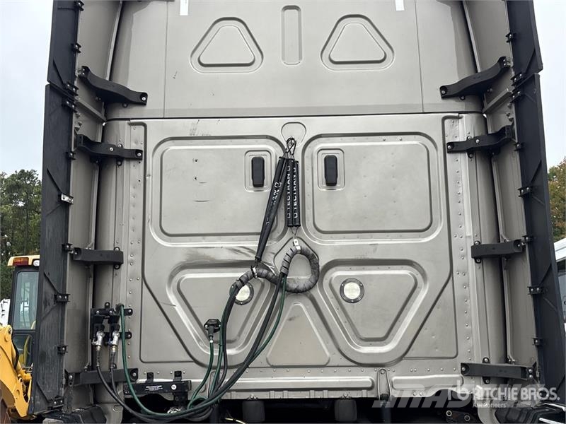 Freightliner Cascadia 126 6x4 T/A Sleeper Truck Tractor Vlačilci