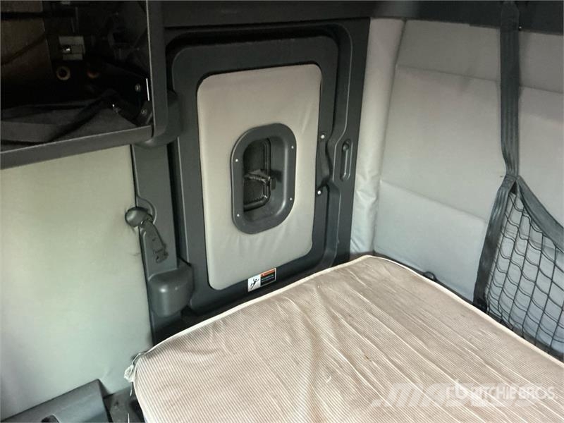 Freightliner Cascadia 126 6x4 T/A Sleeper Truck Tractor Vilcēji